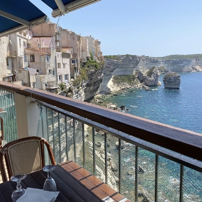 Une salle panoramique avec une vue sans pareille pour un moment unique. image