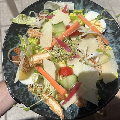 César salade au poulet croustillant image