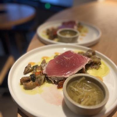 unilatéral de thon rouge, en sucré de gingembre, ratatouille de légumes image