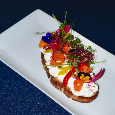 Bruschetta à la mousse de chèvre, miel et legumes croquants image