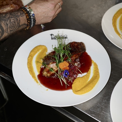 Filet mignon de porc en ballotine, pommes, miel et châtaignes image