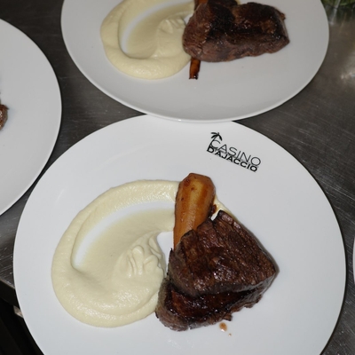 Filet de bœuf façon bourguignon, crème et confit de panais image