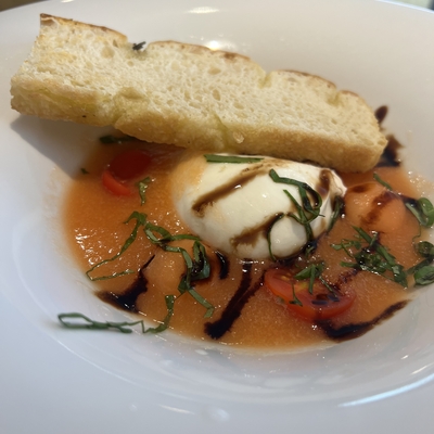 belle burrata cremeuse 220g, soupe de melon glacée & focaccia ail & romarin image