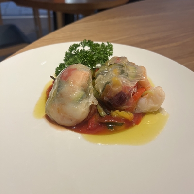 petits paquets de gambas en feuille de riz image