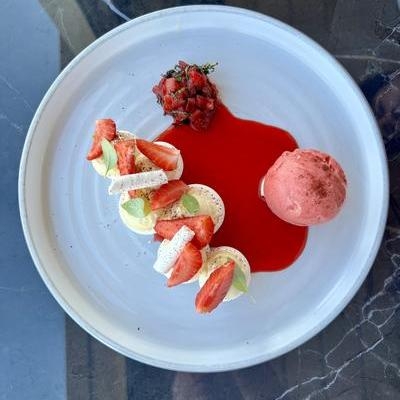 Inspiration pavlova / Consommé et tartre de fraise et citron vert / Sorbet fraise / Yuzu image