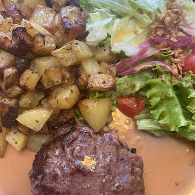Steak haché accompagné pommes de terre rissolées et salade image