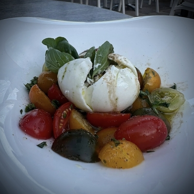 La Burrata sur son lit de tomates image