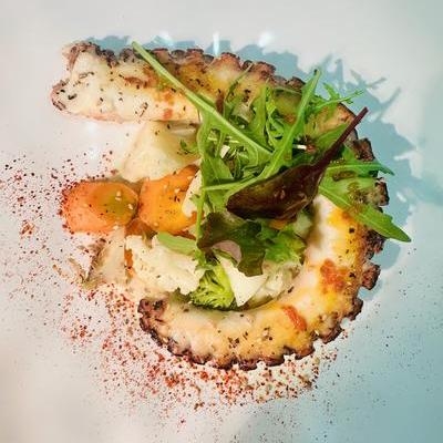 Poulpe braisé, legumes bio, écume de thym, sauce Poutargue image