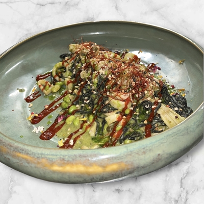 Tagliolini al nero di seppia con calamari spadellati e fave image