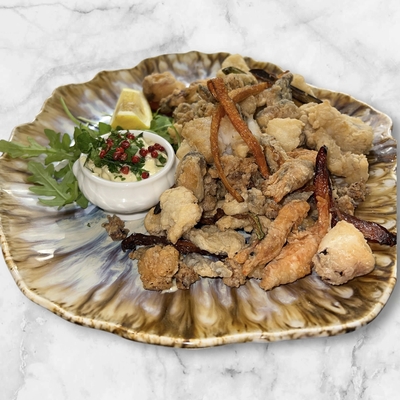 Fritto misto (calamaretti, gamberi, zucchine, carote, con variazione di maionese) image