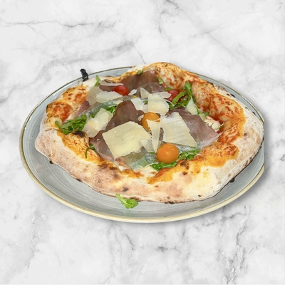 Meia: Pomodoro, mozzarella fior di latte, pomodorini, mozzarella di bufala, prosciutto crudo e rucola image