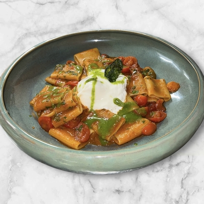 Paccheri alla burrata, pomodorini e pesto di rucola image