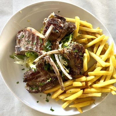 Côte d’agneau frites image