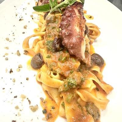 FETTUCCINE AU POULPE, en sauce, fines câpres, olives Taggiasche image