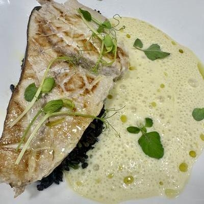 Espadon de pêche locale Ikejime, riz vénéré, sauce citron, velouté d'asperges image
