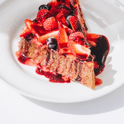 Brioche perdue aux fruits rouges, coulis de framboise image