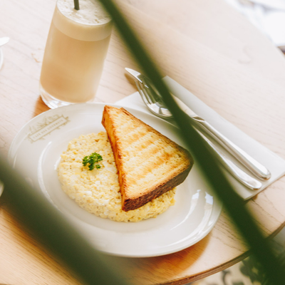 Œufs brouillés au cheddar et son pain brioché toasté image