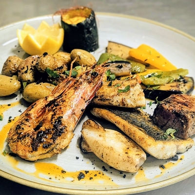 Grigliata mista del mare, aioli, verdure grigliate e patate novelle saltate image