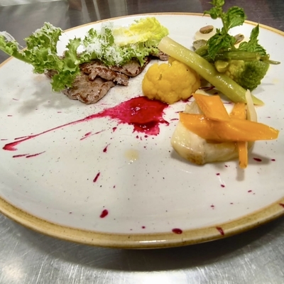 Tagliata de boeuf, girolles, légumes, mesclun, parmesan image