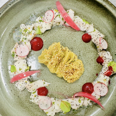Ceviche de loup, guacamole, feuille de câpre, radis image