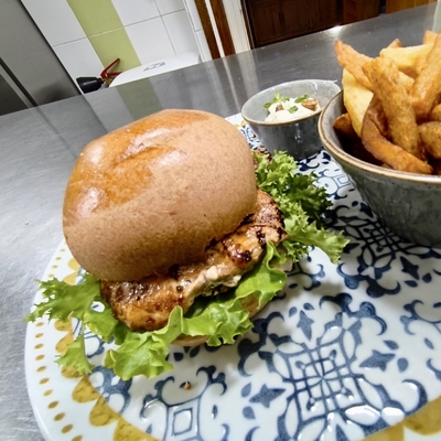 Burger volaille fermière, tomme de chèvre, échalotes confites, sauce tartare, frites image