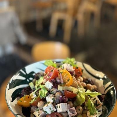 Salade betterave, pois chiche, fêta, oignons, tomates cerises, vinaigrette de xeres image