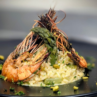 Risotto ai gamberi, asparagi e zucchine al pesto di pistacchio image