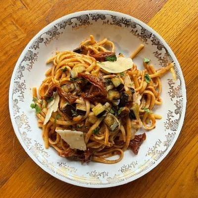 Linguine tomates basilic aubergines, copeaux de parmesan image