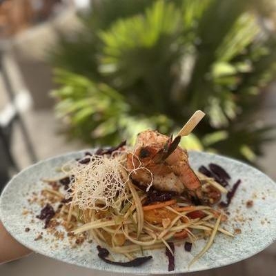 Salade de papaye verte et sa brochette de crevettes en croûte de cacahouète image