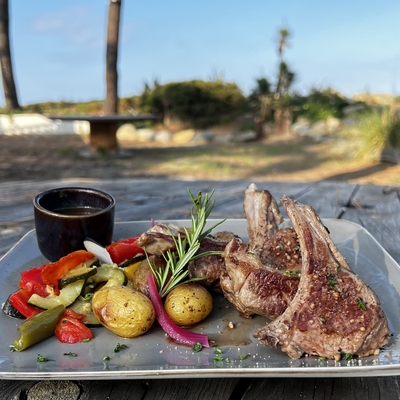 Côtelettes d'agneau au salinu et son jus au thym image