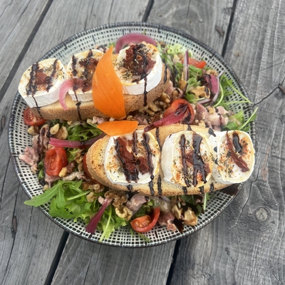 Salade de chèvre chaud image