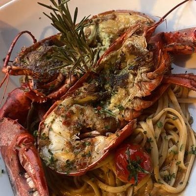 Pâtes au homard entier image