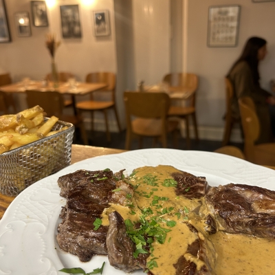 Entrecôte sauce au poivre, frites fraiches image