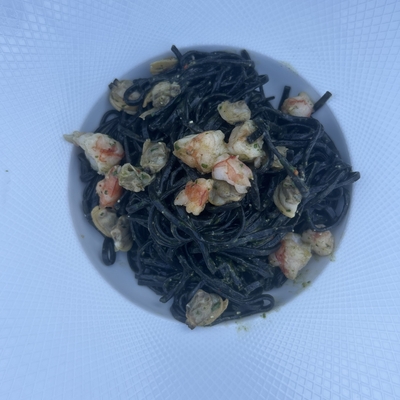 Tagliolini fraiche à l’encre  de seiche et gambas 🦐 d’Argentine image
