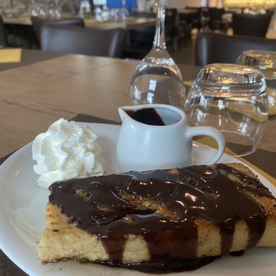 Pain perdu, nutella, caramel beurre salé, spéculos avec sa boule vanille image