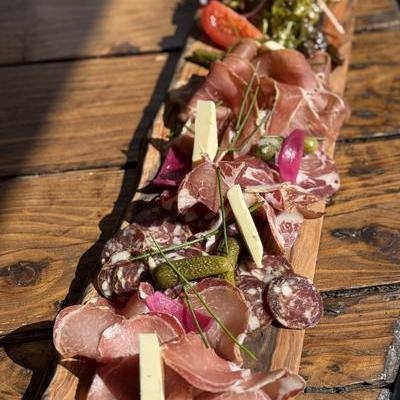 Grande planche de charcuterie image