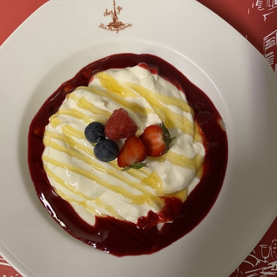 Fromage blanc au miel et coulis de fruits rouges image