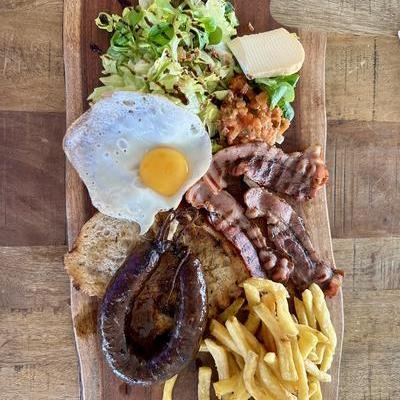 Figatellu, œuf, frites maison image