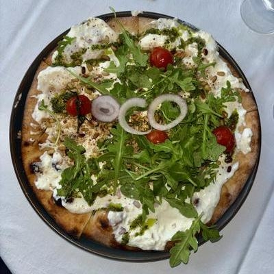 Focaccia, burrata, tomates, roquette, parmesan, pesto, noisette image