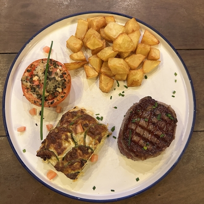 Filet de bœuf , frites maison et salade image