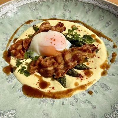 L'oeuf imparfait, crémeux d'asperges, asperges fraîches, chip's de pancetta image