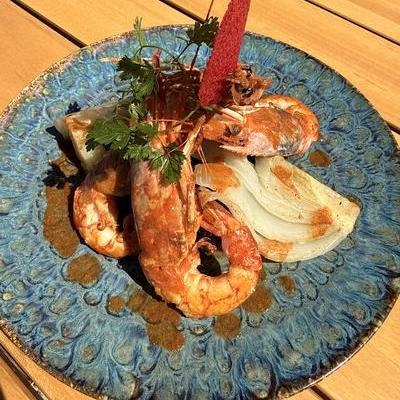 Poêlée de gambas sauvages décortiquées image