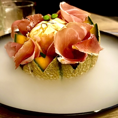 Demi melon frais, jambon cru et burrata crémeuse image