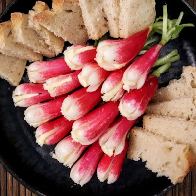 Assiette de Radis avec son sel de céleri image