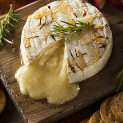 Camembert Rôti au Four avec ses frites image