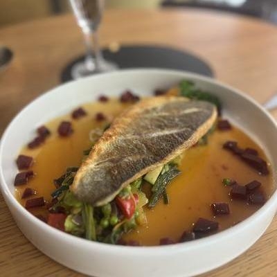 Filet de loup snacké, réduction à l’orange et cuisine de légumes image