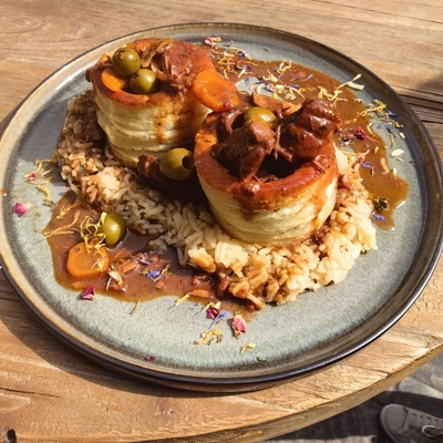 Vol au vent ,veau en sauce carottes-olives image