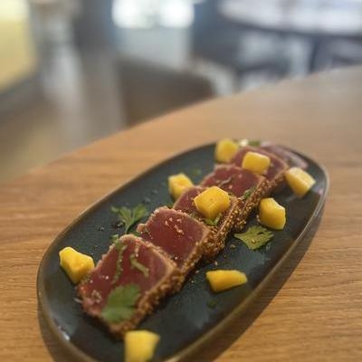 Tataki de thon rouge, mangue fraîche, soja,  coriandre, sésame image