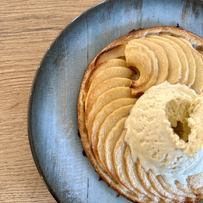 Tarte aux pommes, boule de glace vanille. image