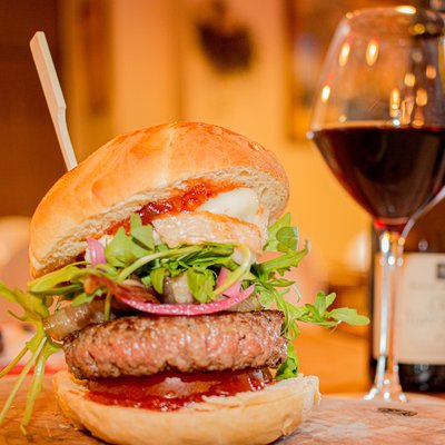Notre burger revisité à la panzetta et confiture de tomates image